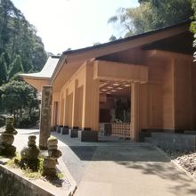 屋根付きの建物で保存