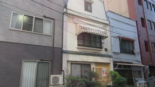 見ただけでは良く分からない建物です