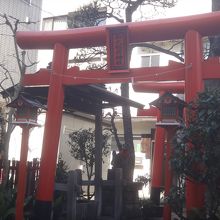 小さい神社なのに鳥居だけがやたらと目立つ
