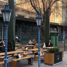 屋外スペースもある…まだ寒いので閑散としている