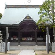 険しい自然の中にあるお寺