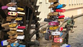 橋には南京錠が