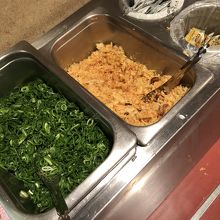 ネギ、揚げ玉はセルフでお好みに…