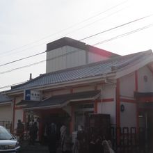 駅は小さめです。目の前の道路は車の往来があります