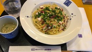飛行機を見ながら食事