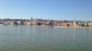 ドナウ川沿いの教会