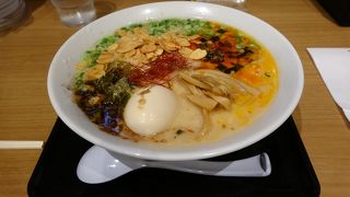 ラー油とにんにくの風味がきいた鶏白湯（とりばいたん）