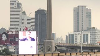 ロータリーの中心にあります