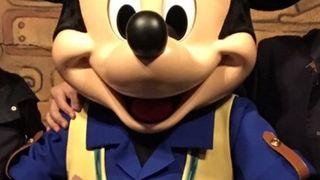 東京ディズニーシーでミッキーと記念写真！こっちは探検家風！？