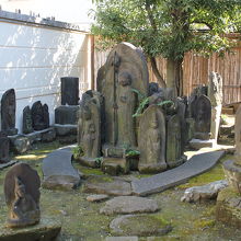 境内奥にある石仏