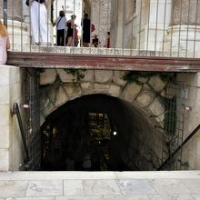 銅の門から地下トンネルを歩うと、列柱のある中庭に出ます