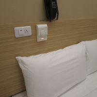 枕元にもちゃんとコンセントあり