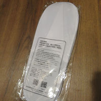 スリッパは使い捨てタイプ。