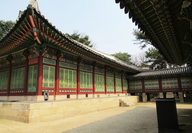 大造殿の裏側にあります