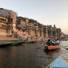 朝日を浴びるガンガー脇の建造物