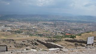 エジプトのアレキサンドリアと並ぶ都市として繁栄したペルガモン王国の跡です。