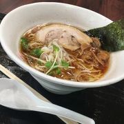 フードコートで燕のラーメンが食べられる