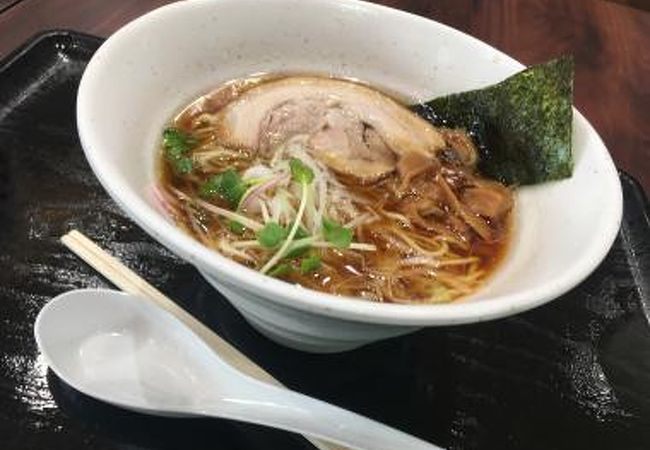 フードコートで燕のラーメンが食べられる