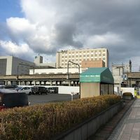 線路の反対側から。このすぐ右には小松駅があります。