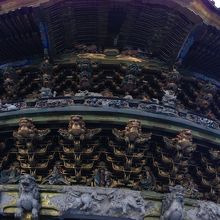 彫刻がある上部