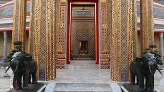 優美なたたずまいのお寺です