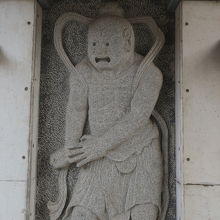 石彫の仁王像