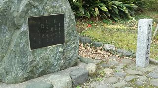 掃部公園の中にあります。