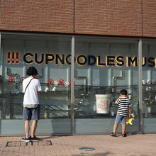 外にあるピタゴラ装置みたいな物に夢中になっていました。