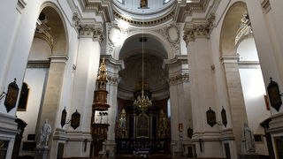 外観は立派だが内部は特に特徴なし。コンサートは良いです。