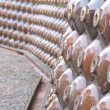 土管坂には「焼酎瓶」が綺麗に並びタコの吸盤の様。