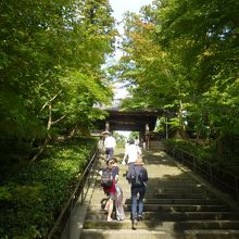 階段の先の総門