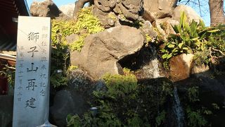 躍動感ある獅子像