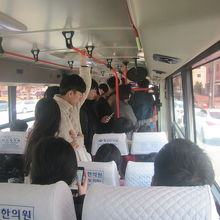 仏国寺駅前からはご覧のような車内の様子に…。