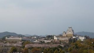 姫路城の全景を見る事が出来ます。