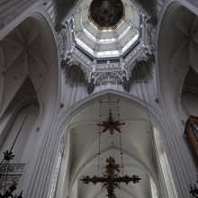 白い聖堂内は天井が高く明るい
