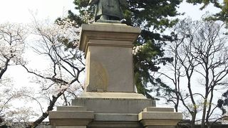 横浜港方面に向いています。