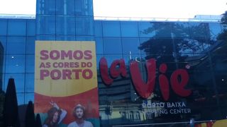 ボリャオン駅南東のショッピングセンター