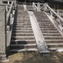 下方から眺めた橋の様子