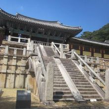 石段が急なので、真下からだとちょっと門が見辛いかも…。