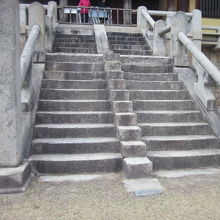 橋の様子。角度的にもこちらの方が緩やかに感じます