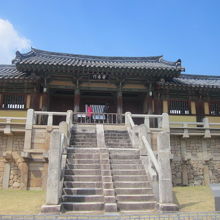 上部の門は安養門と呼ばれています