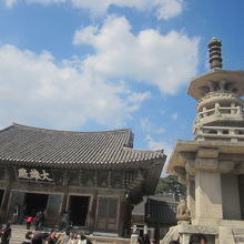 大雄殿を背後に、特異な形状が印象に残る国宝の多宝塔。