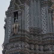 仏塔の上部にあります