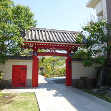 朱塗りの門