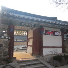 入口の門の様子