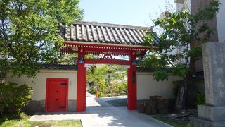 朱塗りの門と、木鼻が目を引きます