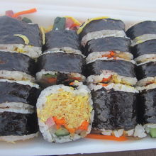 2本分がこのようにカットされた状態でトレイにて提供されます