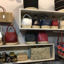 バブーシュやカゴバックなどがあります