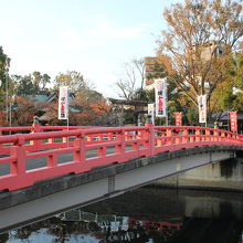 目黒川に架かる橋を渡ると荏原神社です