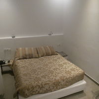 石造りの客室です。石のベットの上にマットレスが置いてある